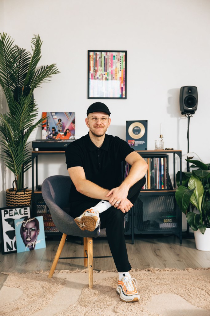 Foto van Julian Slager, bedenker van het platform Earlijk, met op de achtergrond zijn verhaal over tinnitus en gehoorproblemen.